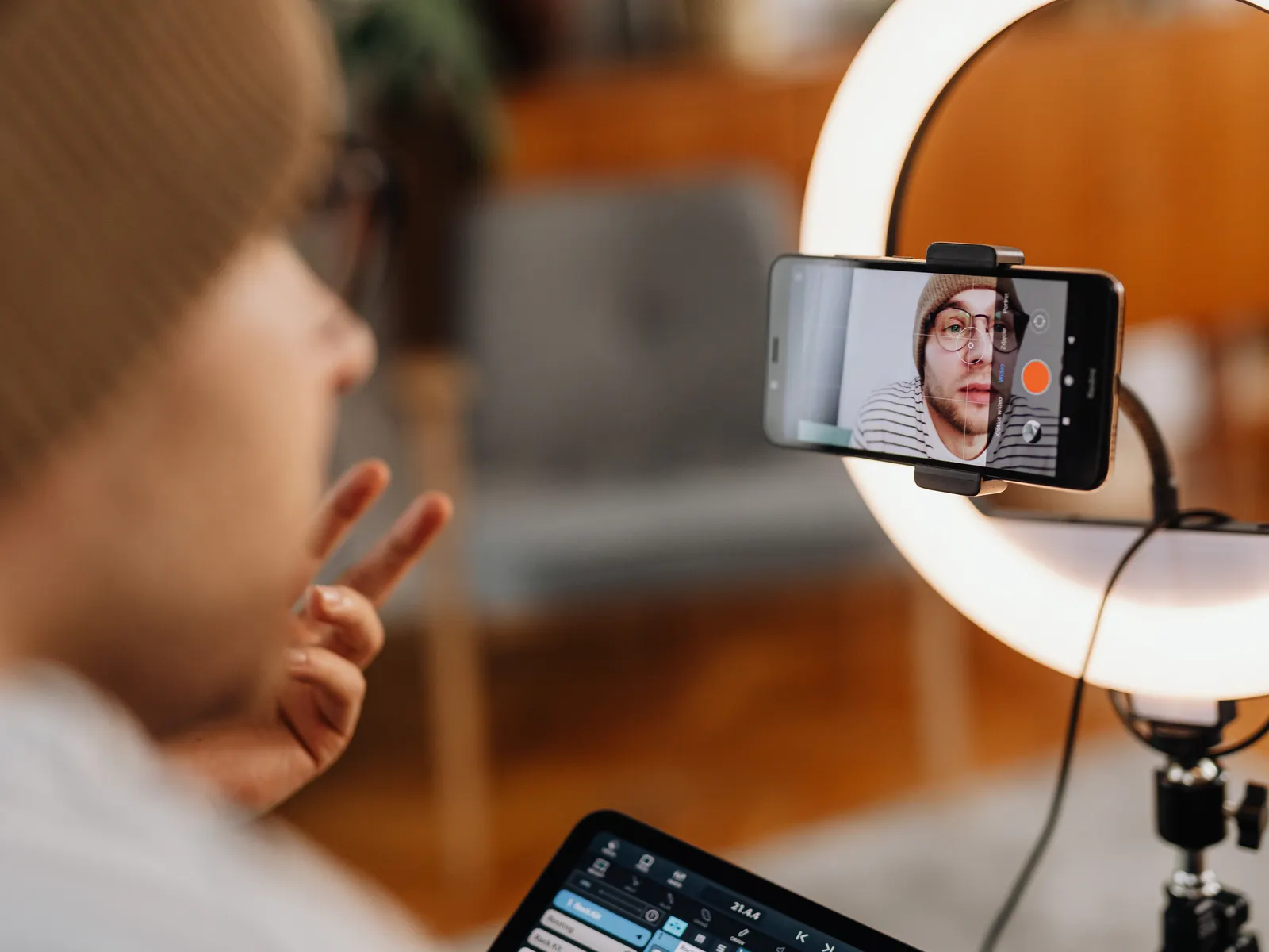 Creador grabando contenido con aro de luz y celular — caso de éxito del Agente Estudio Creativo