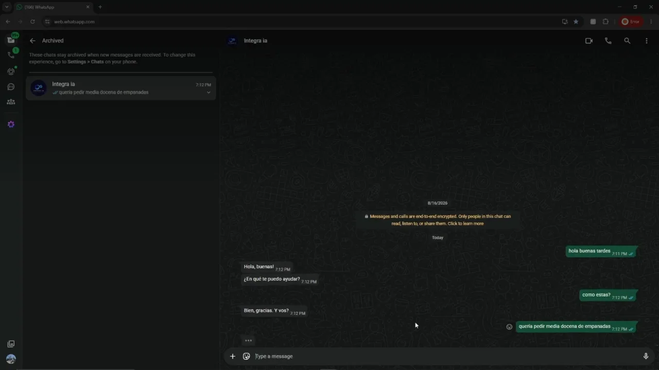 Primer cuadro del video: el agente de atención al cliente respondiendo por WhatsApp